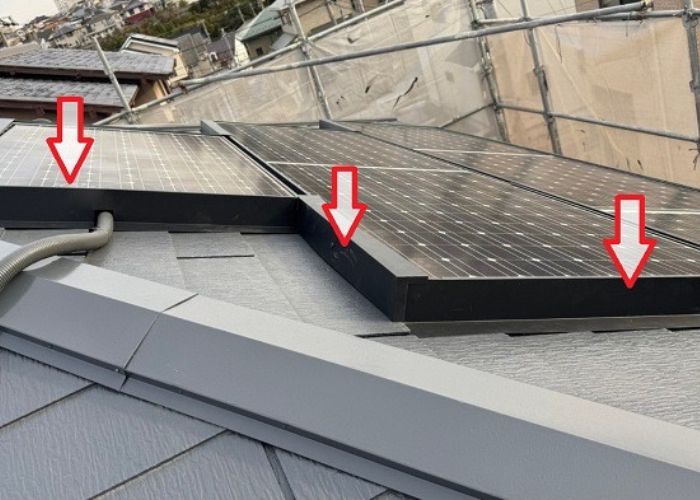 大阪市で屋根上の太陽光パネルに鳩除け対策として板金工事を行った後の様子