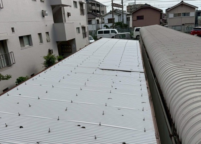 豊中市で集合住宅駐輪場の波板貼り替えで小波鉄板を使用する前の様子