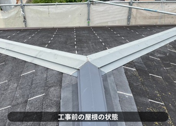 豊中市　台風断熱対策となるカバー工法を行うスレート屋根の様子