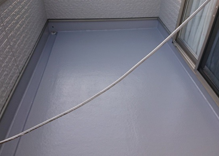 茨木市で表面の剥がれたＦＲＰ防水のメンテナンス工事を行った後の様子