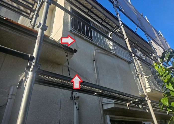 吹田市で1軒屋の外壁補修としてひび割れたモルタル壁を低価格に修理する様子