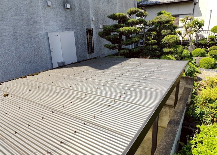 高槻市カーポート屋根の波板貼り替えでポリカ波板を使用する前の様子