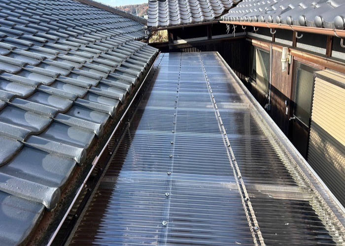 大阪市テラス屋根の波板交換としてFRP製の波板からポリカ波板へ貼り換えた後の様子