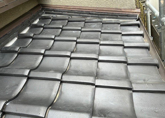 大阪市で雨漏りを解決するために瓦屋根の葺き戻し工事を行った後の様子