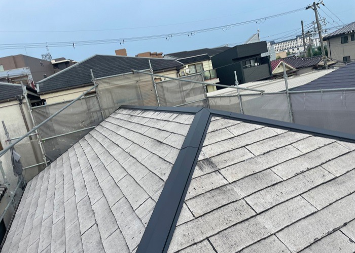 池田市　台風で飛散した3階建てスレート屋根の棟板金を交換した後の様子
