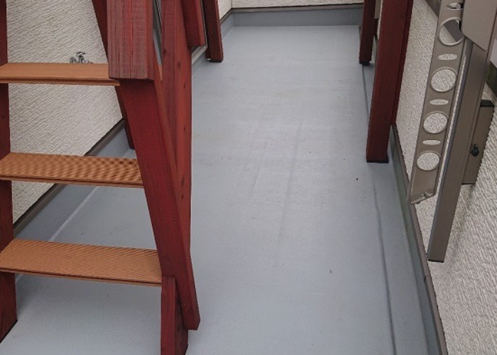 バルコニーへのウレタン防水通気緩衝工法を行う前の様子