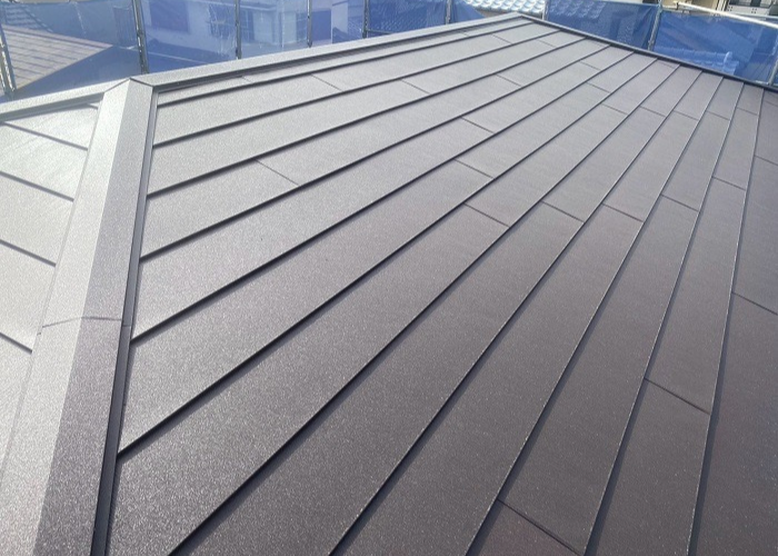 大阪市で寄棟の平型スレート屋根へ断熱屋根材をカバー工事した後の様子