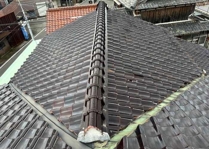 大阪市で瓦屋根の耐震性を高めるために棟瓦の取り直しを行う前尾の様子