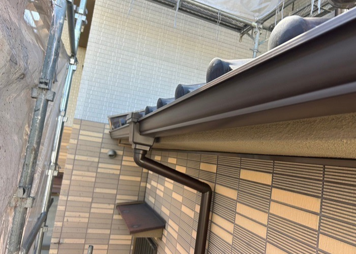 吹田市で半丸の塩ビ雨樋から塩ビ鋼板雨樋へ交換した後の様子