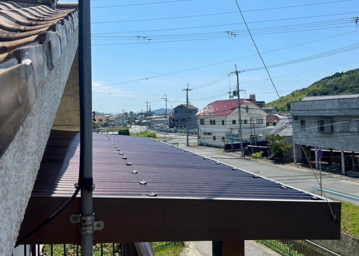 高槻市での2階ベランダ屋根の波板貼り替え完了