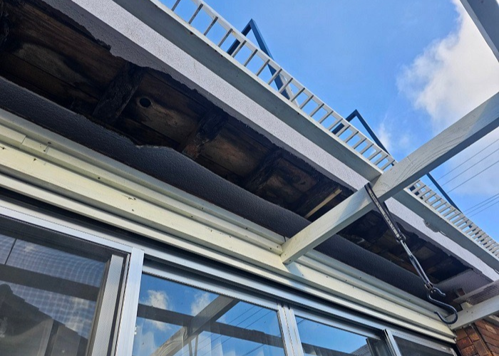 池田市でモルタル製の軒天をケイカル板へ交換する補修を行う前の様子