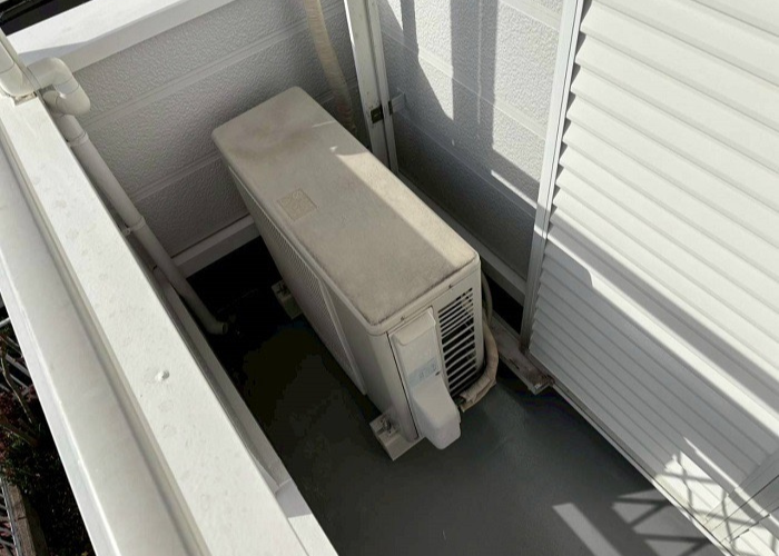 吹田市　ひび割れたベランダ床にウレタン防水密着工法を行った後の様子