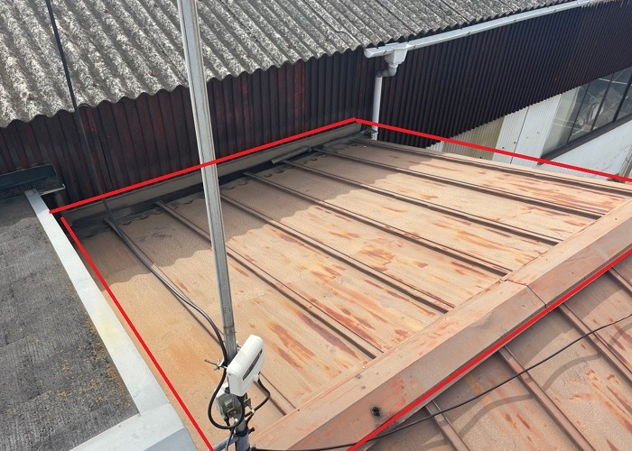 豊中市で部分的に葺き替える金属屋根の様子