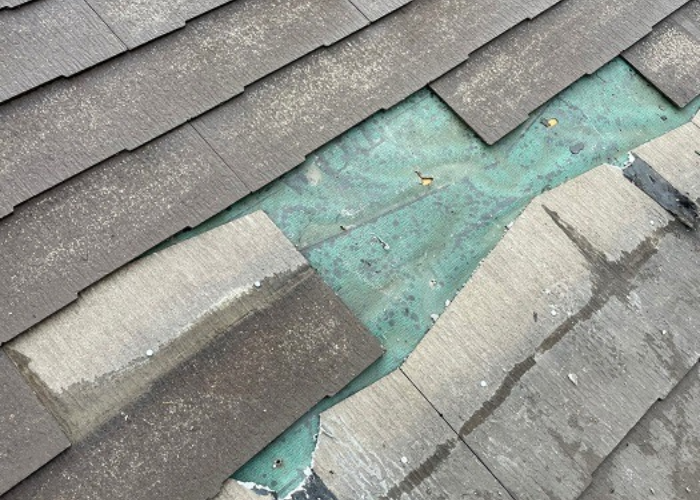 割れたスレート屋根を全て撤去した様子