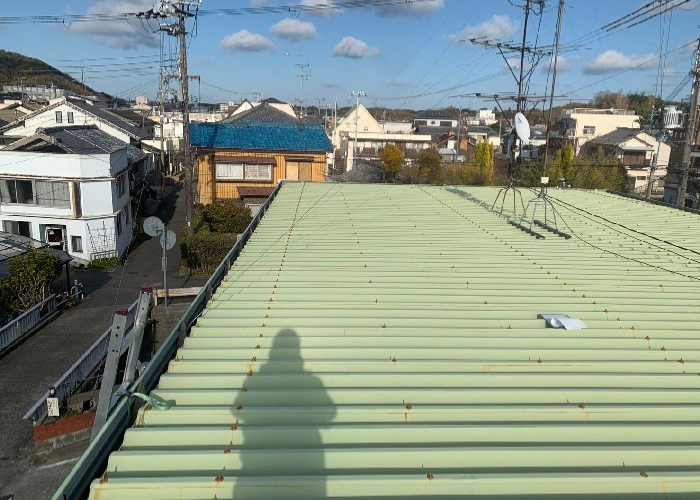 雨漏り調査を行う折半屋根の様子