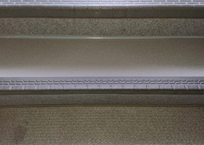 大阪市で共用階段のステップシートの剥がれを部分補修した後の様子