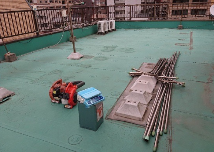 茨木市の屋上でゴムシート防水のメンテナンスを行う前の様子