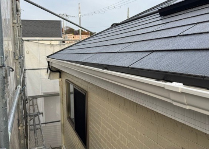 大阪市で劣化により折れた樹脂製固定金具の軒樋をステンレス製の固定金具へ雨樋取り替えを行った後の様子