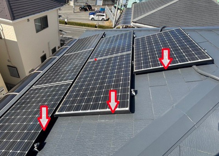 大阪市で屋根上の太陽光パネルに鳩除け対策として板金工事を行う前の様子