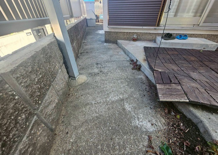 豊中市で雨漏り補修として潜り車庫上に部分的な防水工事を行う前の様子
