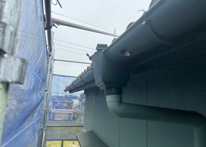 大阪市で木造２階建てアパートの軒樋交換を行う前の様子