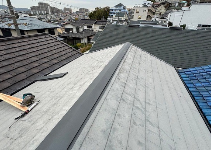 池田市で金属屋根の部分修理として棟板金交換を行った後の様子