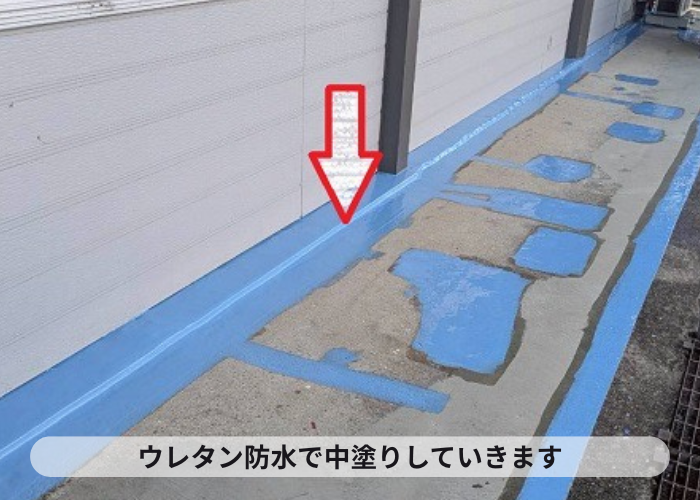 高槻市でテナントの共用廊下に長尺シートを貼ってリフォームする現場でウレタン中塗り