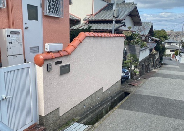 茨木市　剥がれの酷い擁壁の塗装工事が完了した様子