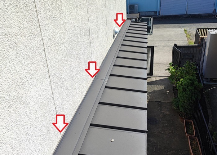 吹田市で1階部分への雨漏り修理として板金工事を行う前の様子