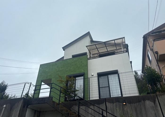 大阪市で日本ペイントのラジカル制御を用いて戸建ての外壁塗り替えを行った後の様子