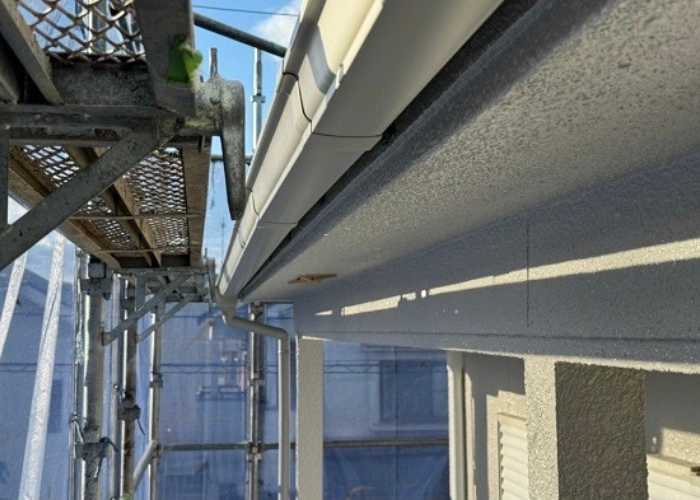 茨木市での雨樋工事で半丸樋をシルビスケアＰＣ５０へ取り替えた後の様子