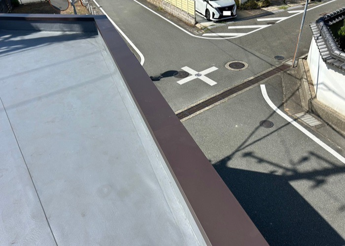 大阪市で屋上のパラペット上部の笠木板金をガルバリウム鋼板へ交換した後の様子