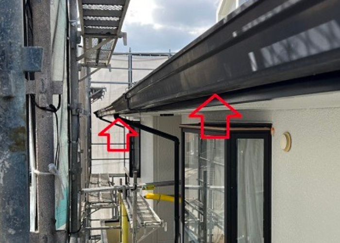 経年劣化で水漏れしている雨樋を交換する前の様子