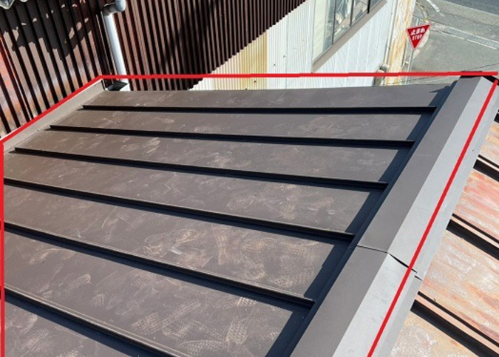 豊中市で雨漏りしている金属屋根を部分的に葺き替えた後の様子