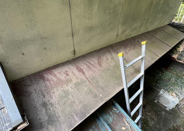 茨木市で庇屋根の貼り替えを行う前の様子