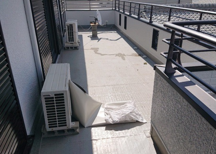 枚方市でシート防水の部分修理を行う前の様子