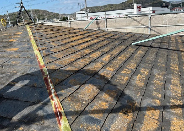 大阪市で屋根勾配の緩いスレート屋根にカバー工事を行う前の様子