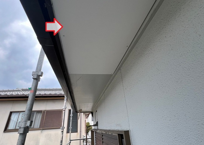 豊中市での軒天数理でケイカル板を貼っている様子