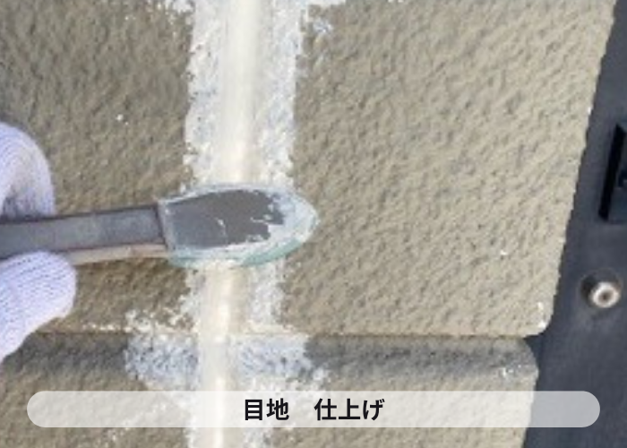 大阪市での外壁ＡＬＣの目地補修でシーリングを慣らす