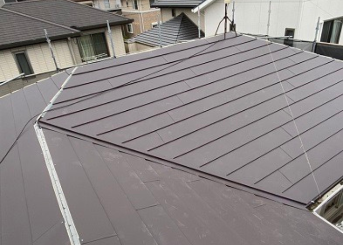 IG工業スーパーガルテクトを葺いている様子