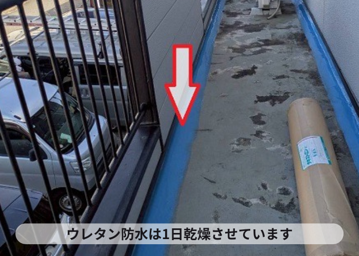 高槻市でテナントの共用廊下に長尺シートを貼ってリフォームする現場でウレタン中塗り完了