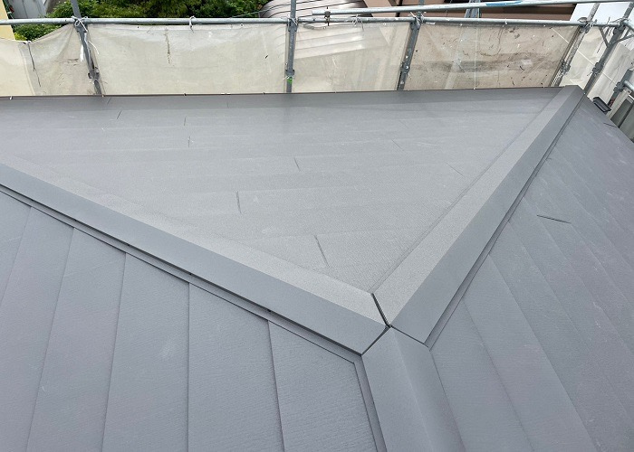 豊中市　スレート屋根へのカバー工法を行った後の様子