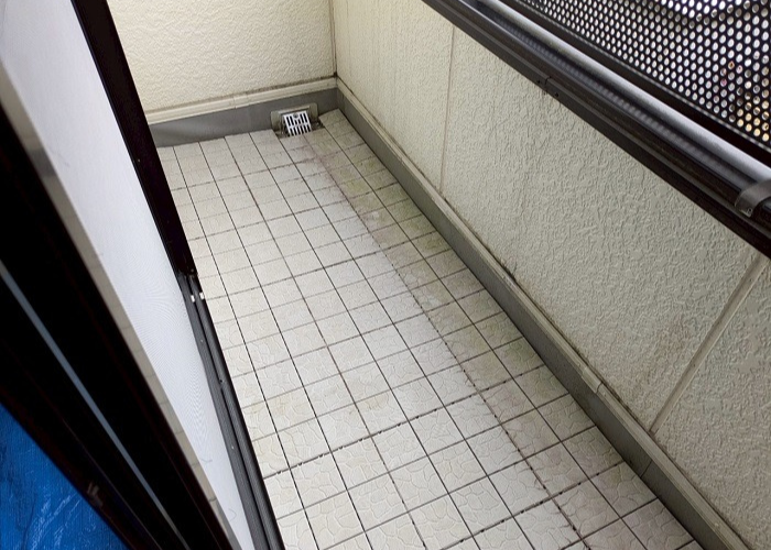 大阪市でハウスメーカー戸建てのバルコニーへ塩ビシート防水機械固定工法を行う前の様子