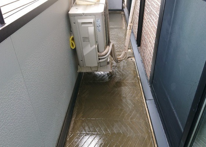 大阪市　ベランダ防水工事の下塗り完了