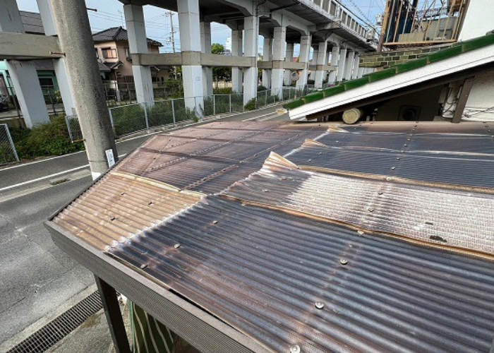 池田市でガレージ屋根のポリカ波板貼り替えを行う前の様子
