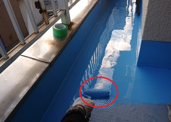 大阪市でバルコニーへの防水工事としてウレタン防水通気緩衝工法を行う現場でウレタン中塗り土間