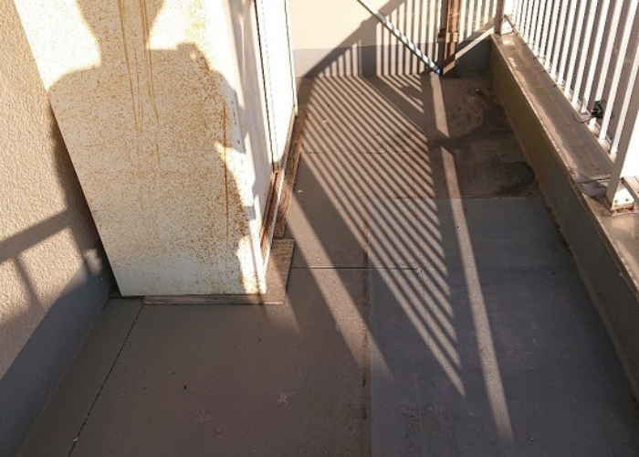 大阪市でバルコニーへの防水工事としてウレタン防水通気緩衝工法を行う前の様子