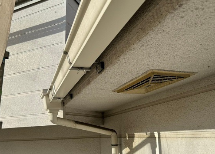 枚方市での雨樋工事でパナソニック製の角樋へ交換した後の様子