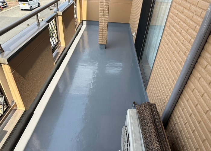 ひび割れの多いベランダ床にウレタン防水通気緩衝工法を行った後の様子