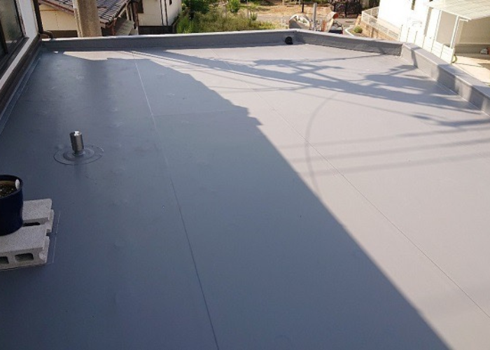 豊中市で屋上の雨漏り修理として塩ビシート防水機械固定工法を行った後の様子